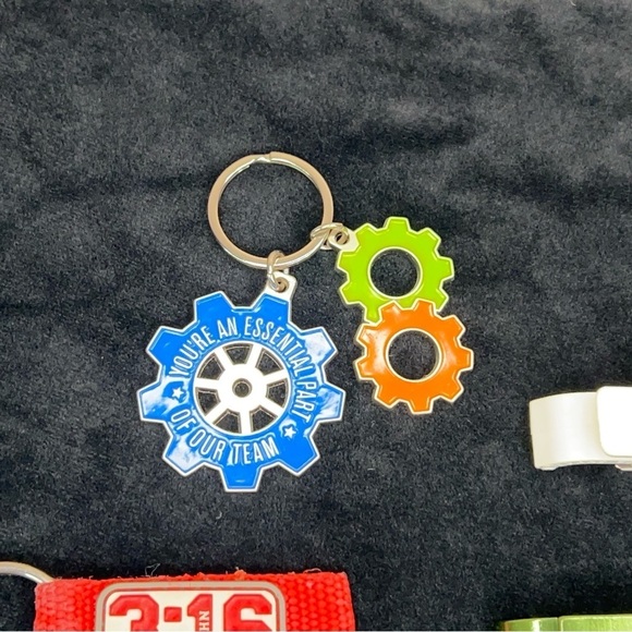 LOT OF 5 90’s VINTAGE KEY CHAINS COLORFUL SILVER - Picture 11 of 14